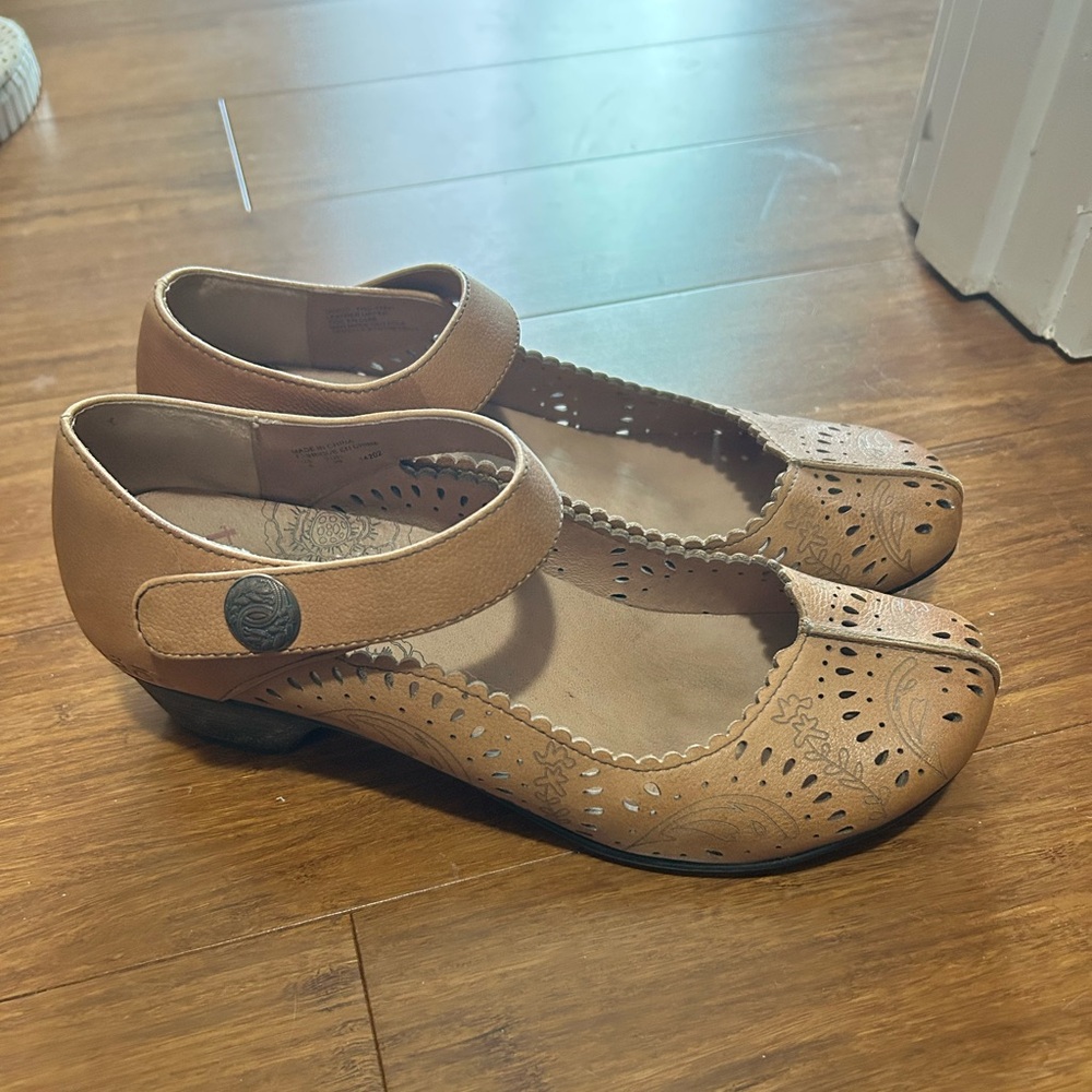 TAOS LEATHER MARY JANES size 8/39
